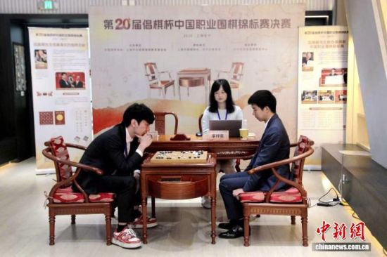 10月24日,第20届倡棋杯中国职业围棋锦标赛决赛在上海长宁乐动虹桥结束决赛三番棋的争夺,辜梓豪九段(右)直落两局战胜党毅飞九段(左)夺冠。上海棋院供图 10月24日,第20届倡棋杯中国职业围棋锦标赛决赛在上海长宁乐动虹桥结束决赛三番棋的争夺,辜梓豪九段(右)直落两局战胜党毅飞九段(左)夺冠。上海棋院供图