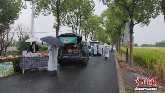 巾帼好物后备箱市集现场。 蒋小威 摄 巾帼好物后备箱市集现场。 蒋小威 摄