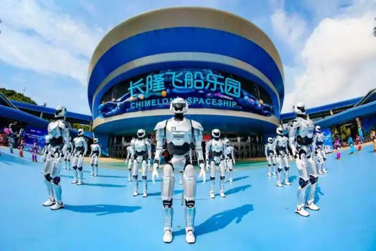 长隆飞船乐园常态化“人机共演”开园舞。受访者供图 长隆飞船乐园常态化“人机共演”开园舞。受访者供图