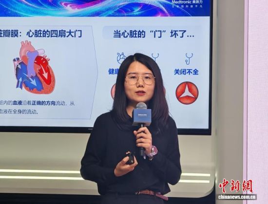 美敦力相关负责人介绍参展第九届进博会亮点产品。中新网记者 姜煜 摄 美敦力相关负责人介绍参展第九届进博会亮点产品。中新网记者 姜煜 摄