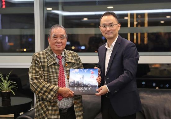 上海市政府新闻办主任,市政府新闻发言人徐威向海外华文媒体代表赠送