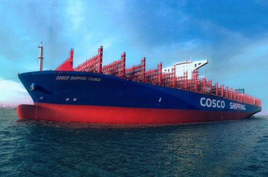 中国最大集装箱船中远海运金牛座轮在沪外高