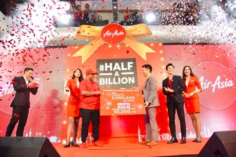 亚洲航空迎来第5亿名乘客 凝聚16年的辛劳与汗