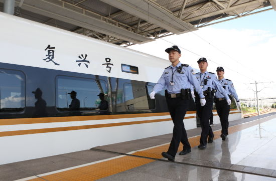 上海站首次开通至北京南站复兴号列车 铁路警