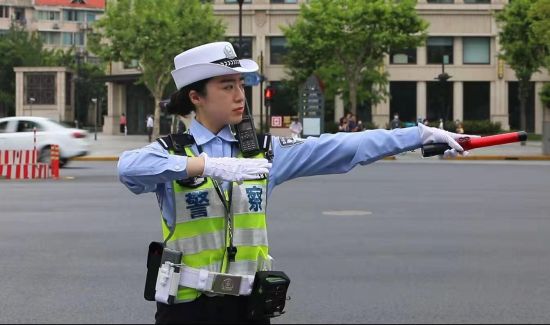 "90后"女交警黄莉洁:走进浦东门户交通"第一岗"的路口