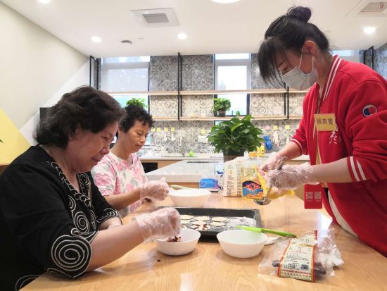 上海人口老龄化_上海570万退休人员背后:京沪老龄化趋势显著,深圳依然“年轻
