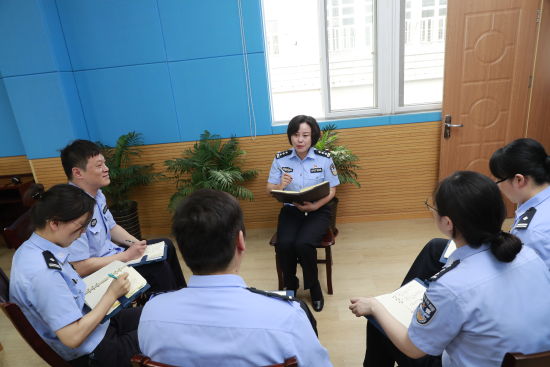 巾帼建功 不负藏蓝:记全国公安二级英模,上海市嘉定区看守所所长李佳