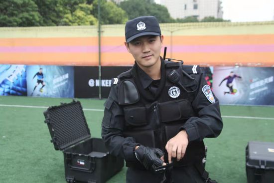 特警尖刀队员变身反诈达人记上海市公安局嘉定分局刑侦支队民警吴耀弘