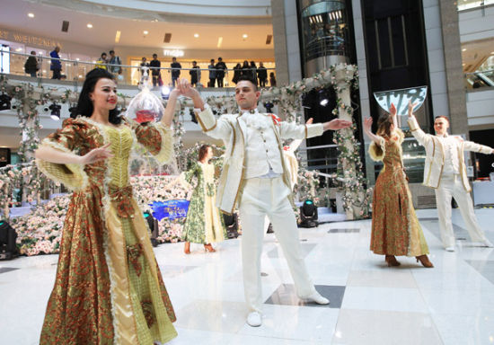 宫廷舞和绚丽玫瑰助阵《美女与野兽》主题特展揭幕 - 上海新闻网