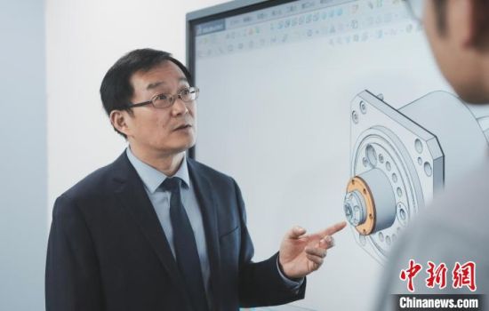 为飞机、火箭制“外衣” 他们在“鸡蛋壳”上“雕花”