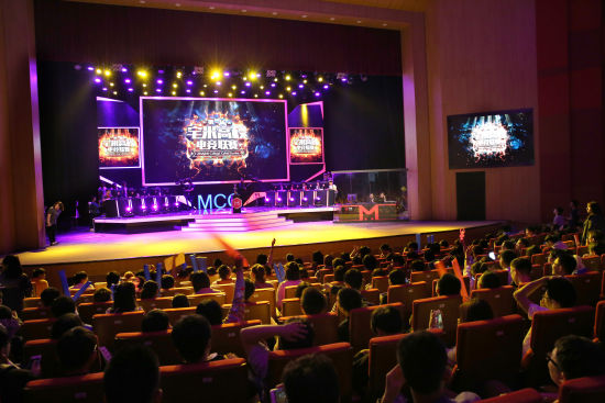 大魔王Faker为全国高校电子竞技联赛冠军加