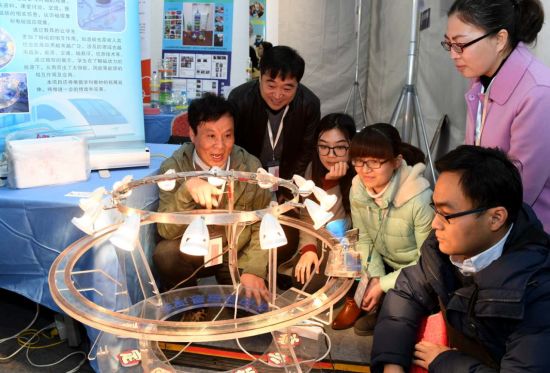 上海市青少年科创大赛启幕 科技小达人比拼妙