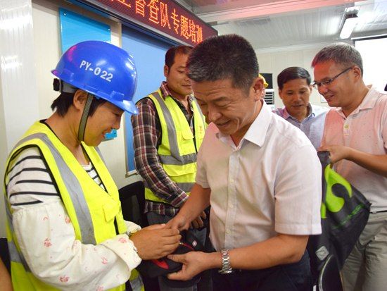 上海市合作交流系统工会走进中建二局杨浦首创项目慰问送清凉