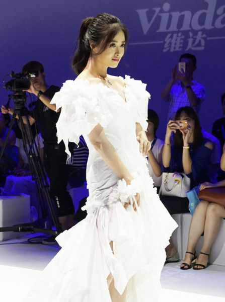 纸婚纱制作_动漫婚纱情侣头像(3)