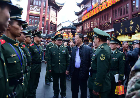 近千武警官兵守卫豫园灯会平安祥和 上海市及武警总队主要领导慰问一线执勤官兵 - 上海新闻网