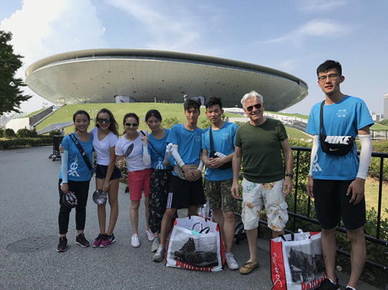 25名大学生参与就业体检暑假实践活动 手揣