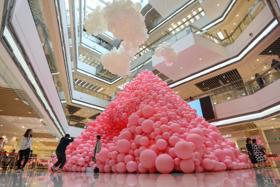 2万只气球降临上海 筑起爱情告白现场