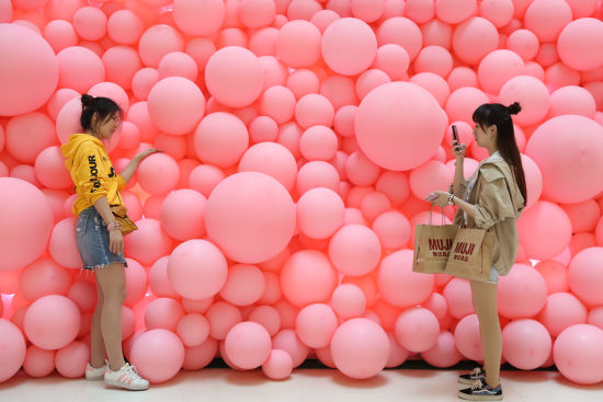 2万只气球降临上海 筑起爱情告白现场