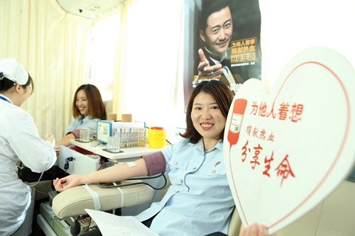 心献血车驶进闵行区政府大院 60余名公务员带