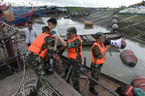 三甲港边防派出所全力以赴做好尼伯特台风的
