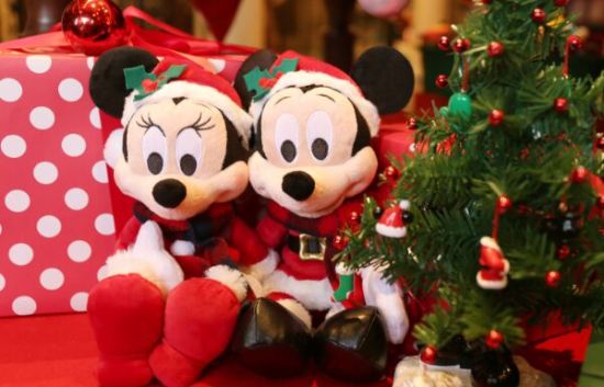 上海迪士尼度假区开启圣诞模式 米奇等将换上