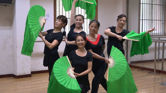 上海大妈广场舞跳出专业水平 90后大学生是