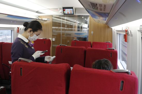 段永红在对旅客信息进行核查.