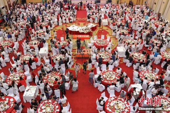 沪公交车厢首设USB充电端口 年底增至144辆 