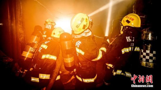 老兵将告别警营 拍大片表达不舍 - 上海新闻网