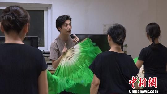 邓文韬在指导老年学员跳更专业的舞蹈 康玉湛 摄