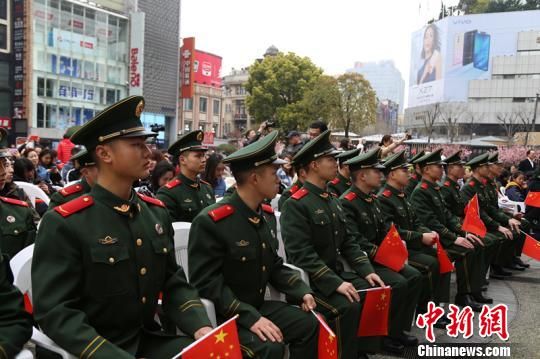武警上海总队执勤第四支队参加"同心向党,共绣国旗"起针仪式