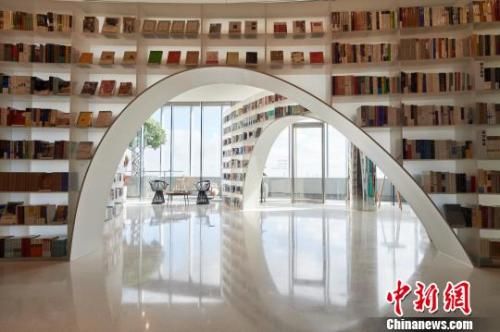 “上海之巅”新添“云上书店”：抬头观云，低头享书