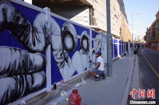 海内外涂鸦街头艺术家以城市为画布 打造上海最美一公里
