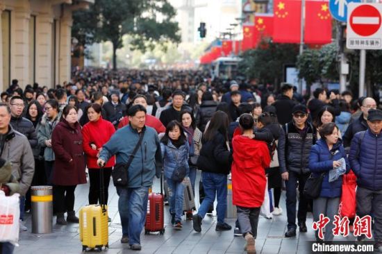 2020年上海阳光开年 旅客在街头感受节日气氛