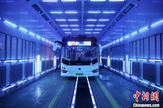 上海公交引进紫外线杀毒技术对整车“内外”消毒