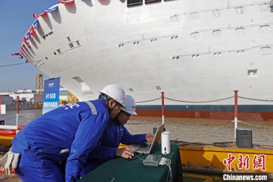 中国首制大型邮轮实现坞内起浮里程碑节点