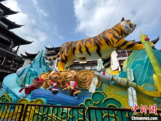 上海豫园“老虎彩灯”正式点亮 航天、冬奥元素“点睛”