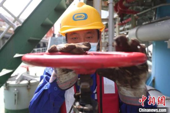 “沪”动进行时：独家探访上海港外轮的“燃油保供船”