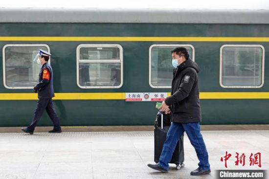 铁路上海南站迎来兔年首趟务工专列