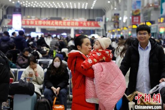 （新春走基层）铁路上海站持续增开夜间临时旅客列车 满足旅客出行需求