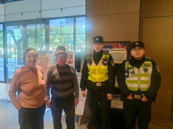 元旦来沪旅游的老人因阿尔兹海默症病发清晨着单衣离开酒店 民警驱车12公里跨区寻回走失老人