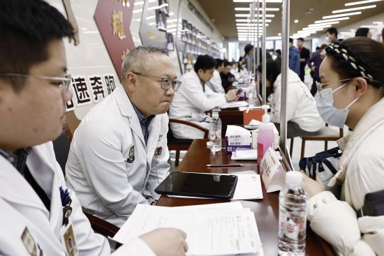 �Ϻ���28λר�ҡ���̯��Ϊ��������