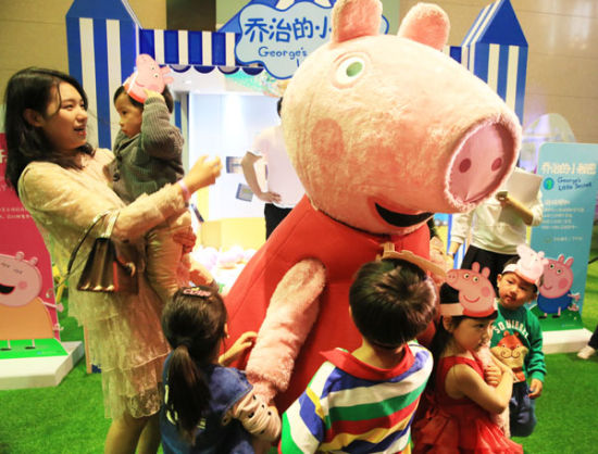 小猪佩奇的欢乐游园会在湖滨道购物中心开幕 