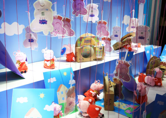 小猪佩奇的欢乐游园会在湖滨道购物中心开幕 