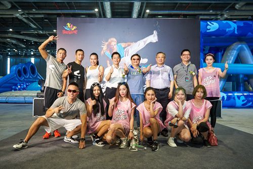 超级大尺寸主题成人版闯关气垫游戏在沪举行