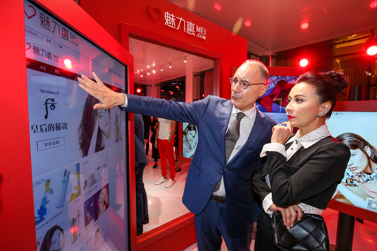 刘嘉玲参加魅力惠奢品节时尚艺术展 - 上海新闻