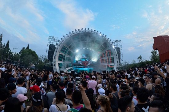 2016百威风暴电音节上海站震撼开演 蔡依林张