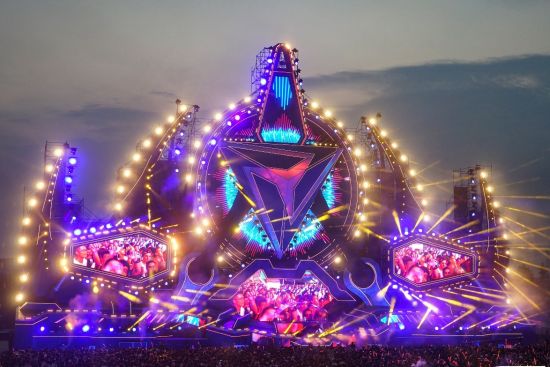 2016百威风暴电音节上海站震撼开演 蔡依林张靓颖献声