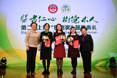 原左焕琛副市长,王恩多院士向临床医学科技创新奖一等奖获得者舒先红