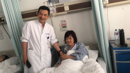 上海市东方医院胆石中心主任胡海教授团队挑战高难度,为一位患强直性